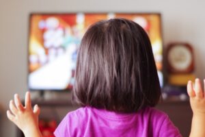 テレビを観る子